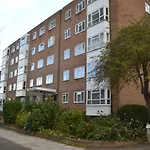 2 Bedroom Apartment In Stratton Court Central Surbiton Incl Free Parking