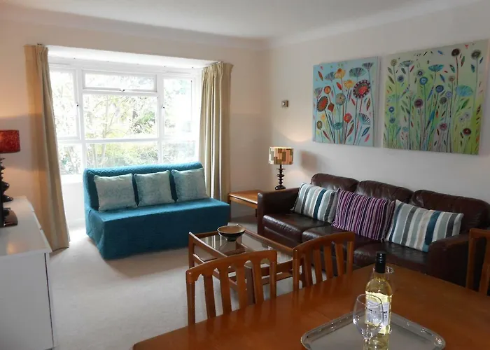 2 Bedroom Apartment In Stratton Court Central Surbiton Incl Free Parking