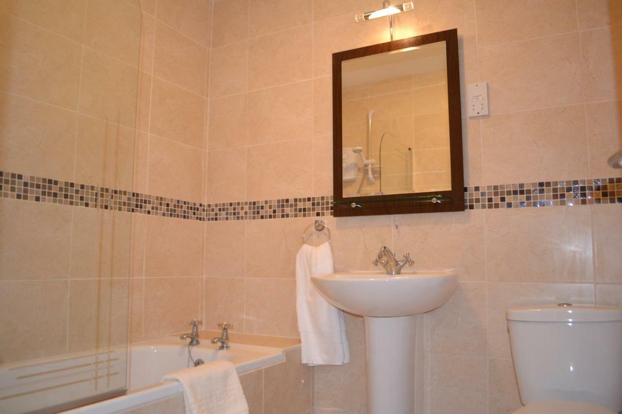 2 Bedroom In Stratton Court Surbiton Incl Free Parking Apartment
