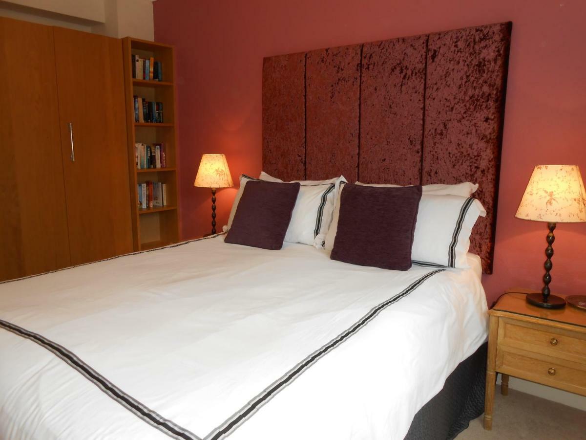 2 Bedroom In Stratton Court Surbiton Incl Free Parking *