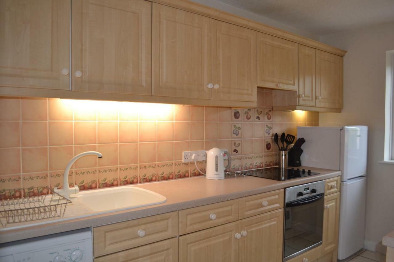 2 Bedroom In Stratton Court Surbiton Incl Free Parking Kingston upon Thames (Greater London)